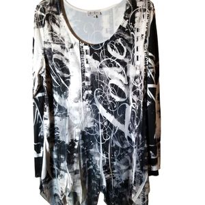 Cover Charge comes sz med black and white flowing top.